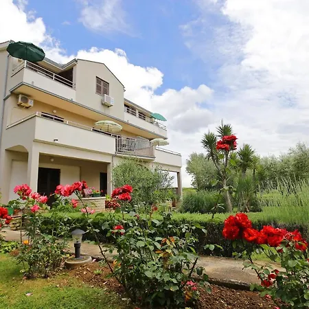 Apartment Lucija Peros *